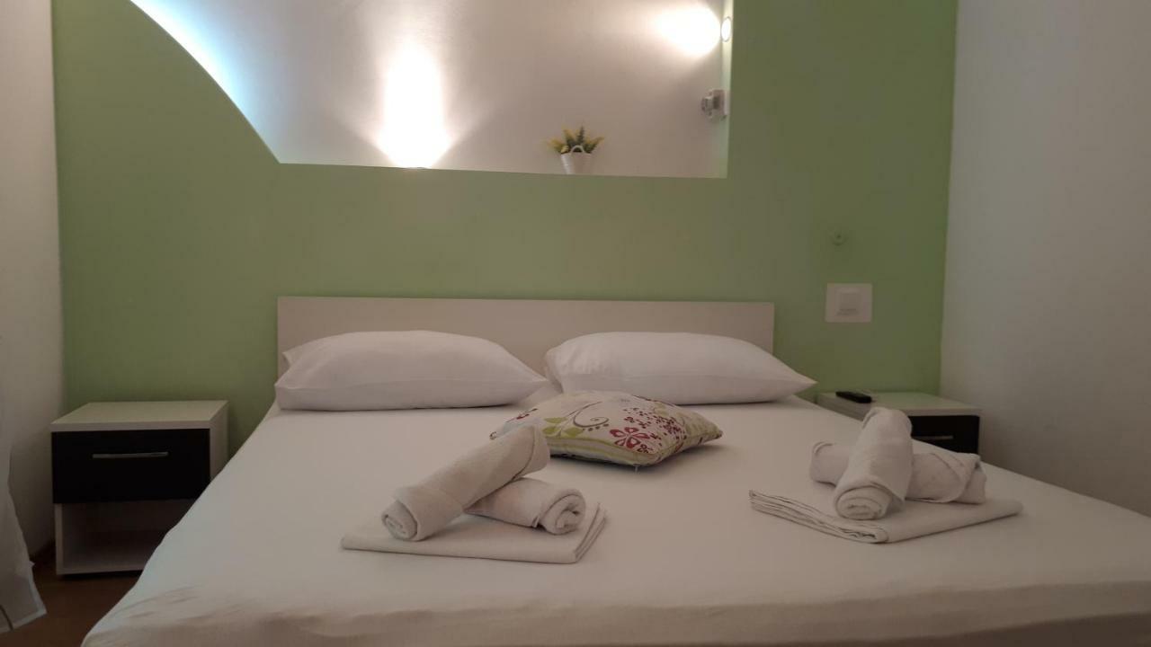 Apartments Meri Vodice Esterno foto